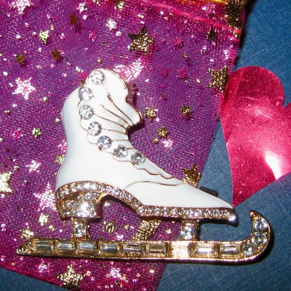 "VINTAGE VICTORIAN-LOOK FANCY ICE SKATE W/RHINESTONES & ENAMEL-GOLD TONE BEAUTY" - Picture 1 of 9